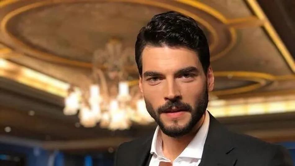 Akın Akınözü, Melis Uzunoğlu ile ilişkisini sosyal medyada duyurdu