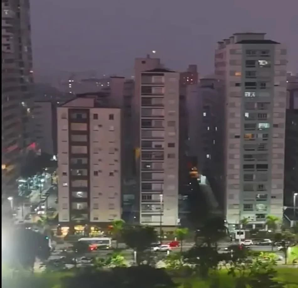 Brezilya'nın Santos kentinde sahil hattındaki binalarda eğilme endişesi
