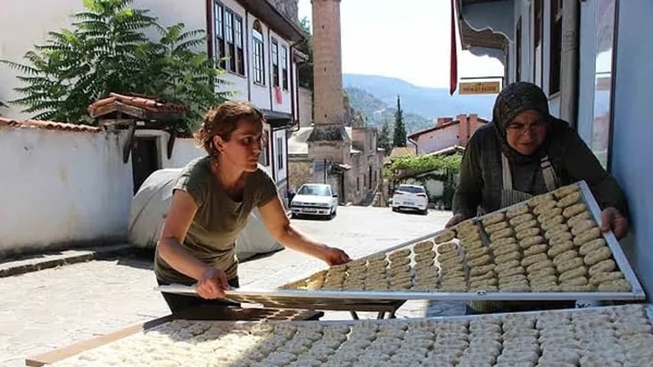Amasya Sıkma Tarhanası Kış İçin Güneşte Kurutuluyor