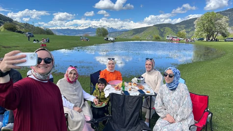 Artvin’de Baharla Ortaya Çıkan Usot Gölü Ziyaretçi Akınına Uğradı
