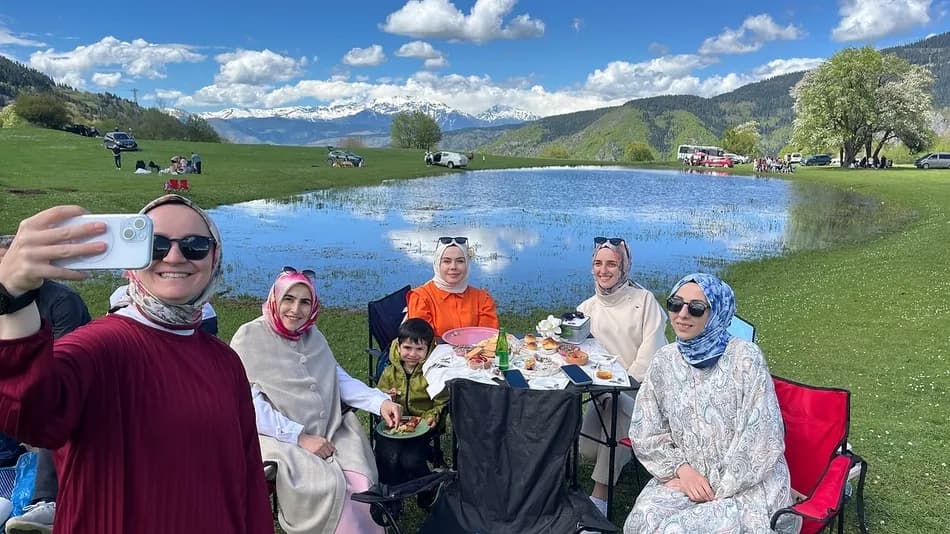 Artvin’de Baharla Ortaya Çıkan Usot Gölü Ziyaretçi Akınına Uğradı