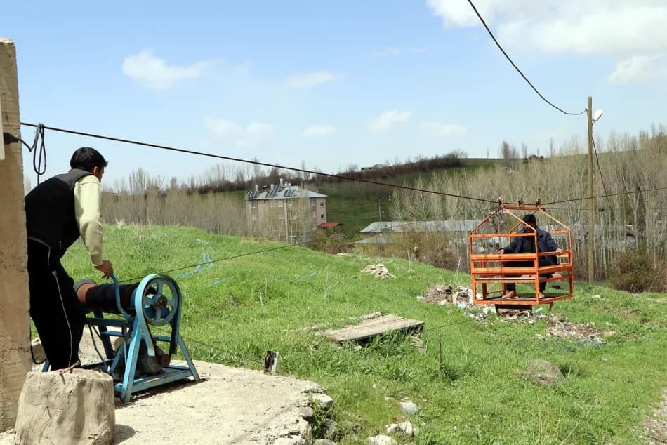 Van’da kurduğu teleferikle bahçeye ulaşım süresini 40 saniyeye indirdi