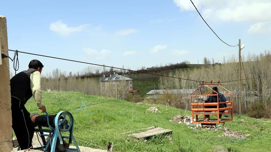 Van’da kurduğu teleferikle bahçeye ulaşım süresini 40 saniyeye indirdi