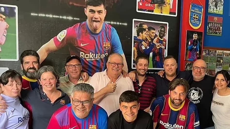 Pedri kupaları babası Fernando’ya penaltı atarak kutluyor