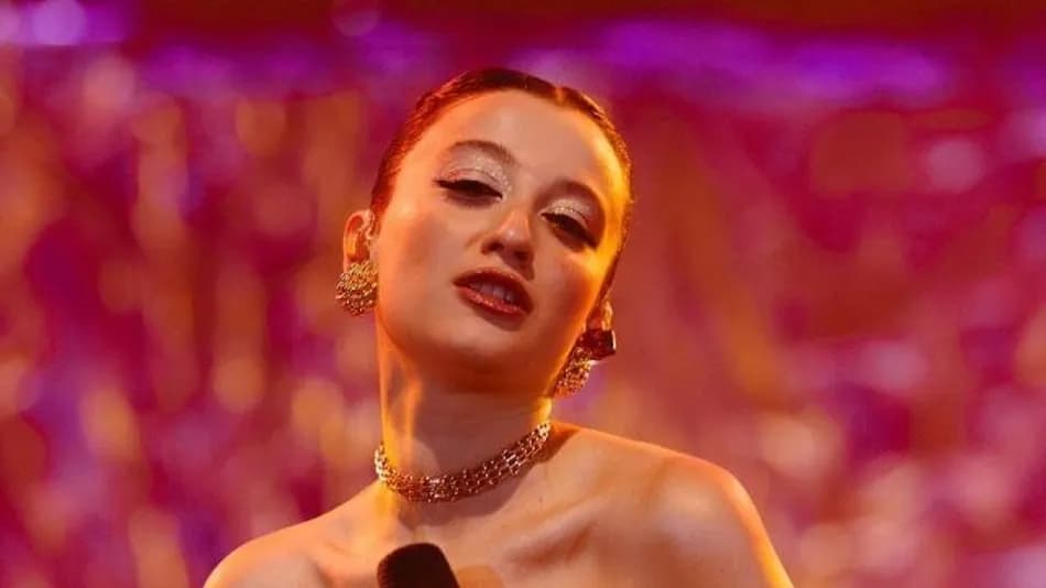 Melike Şahin hamile olduğunu sosyal medya paylaşımıyla duyurdu
