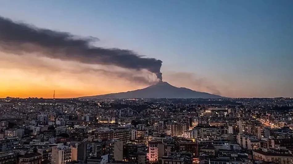 Etna Yanardağı yeniden faaliyete geçti: Uçuşlar iptal