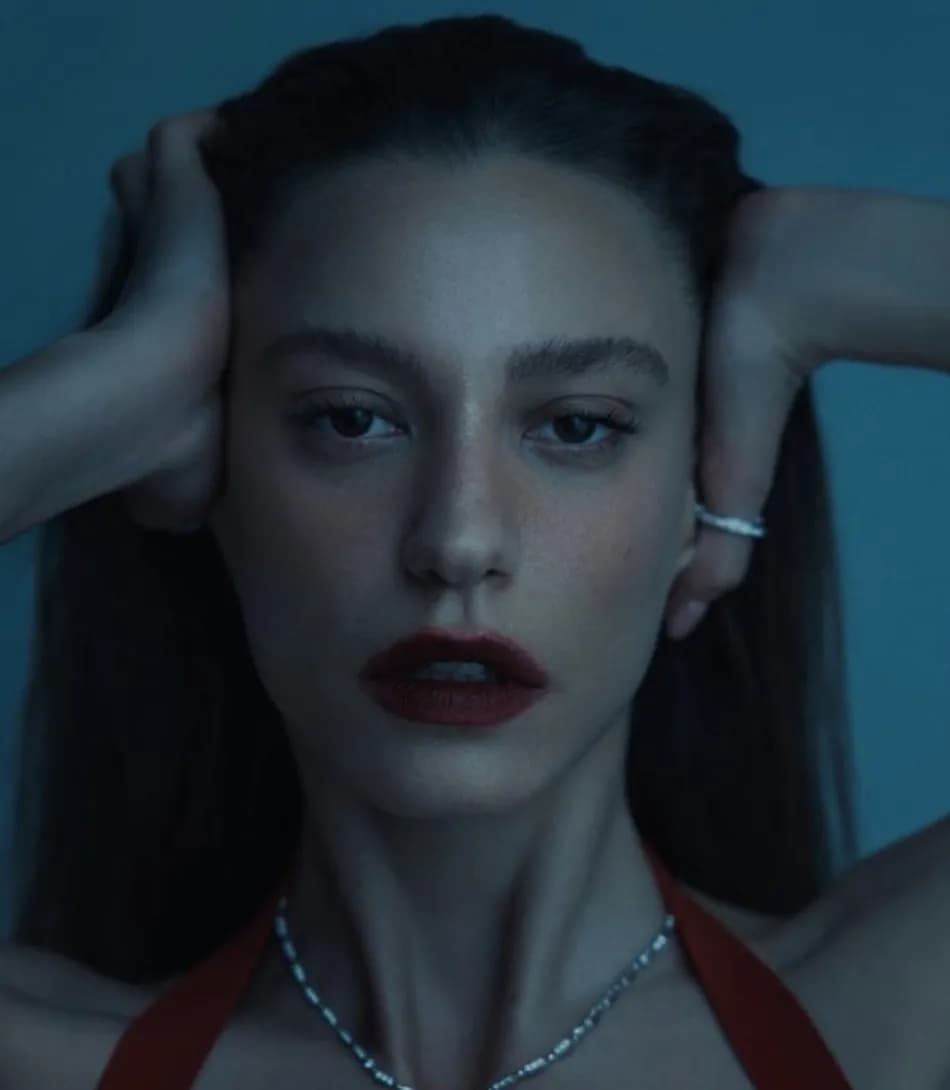 Serenay Sarıkaya babasıyla fotoğrafını ilk kez paylaştı