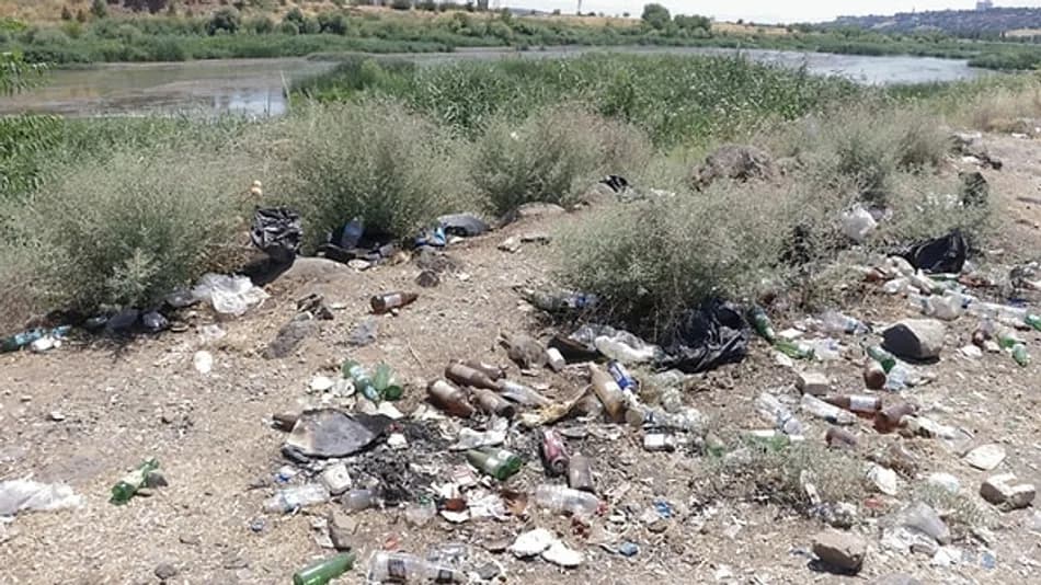 Dicle Nehri Kıyısında Atık Alarmı: Uzmandan Acil Uyarı