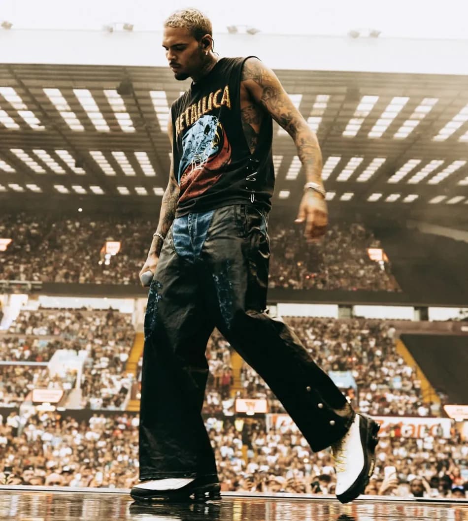 Chris Brown'ın konserinde bir hayranıyla yaşadığı anlar tartışma yarattı