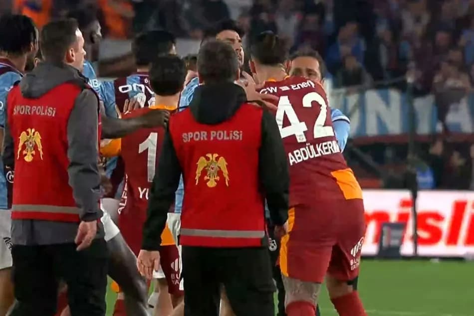 Trabzonspor-Galatasaray maçının ardından saha içinde ve tünelde gerginlik yaşandı