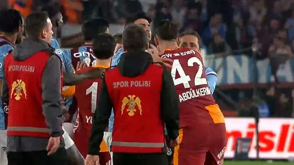 Trabzonspor-Galatasaray maçının ardından saha içinde ve tünelde gerginlik yaşandı