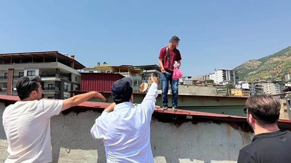 Hasan İ. Şemdinli’de çatıya çıktı, ekipler ikna etti
