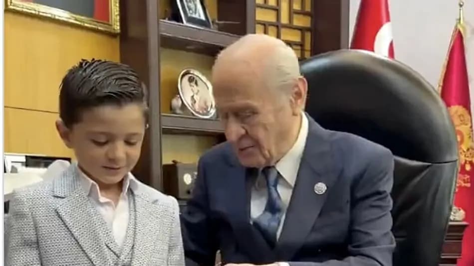 Devlet Bahçeli’ye şiir okuyan ilkokul öğrencisi uludu