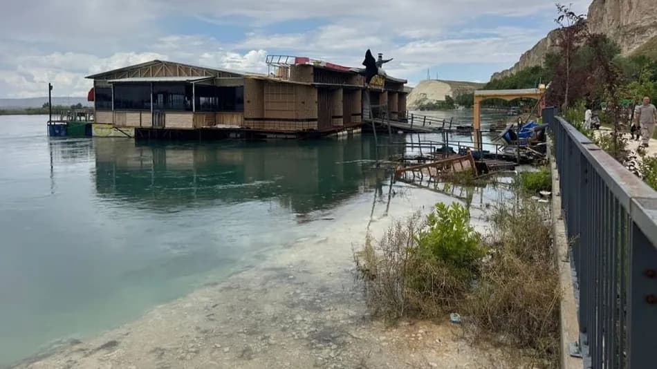 Birecik’te Fırat Nehri Taştı, Park ve İş Yerlerini Su Bastı