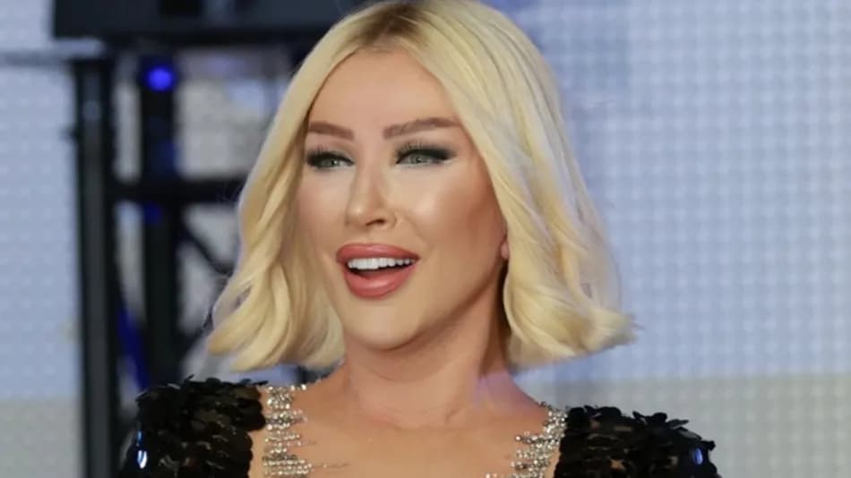 Seda Sayan, programında Sude Belkıs'ın kombinini sert sözlerle eleştirdi