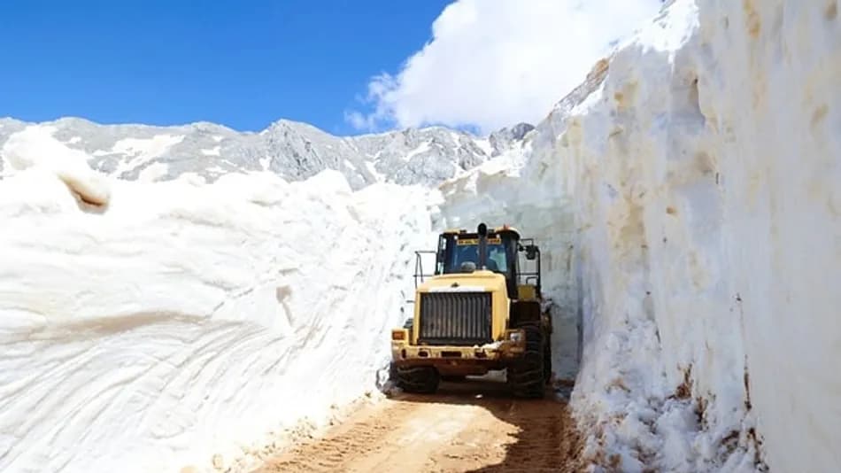 Antalya’da sahiller 35 derece, yaylalarda 10 metre kar