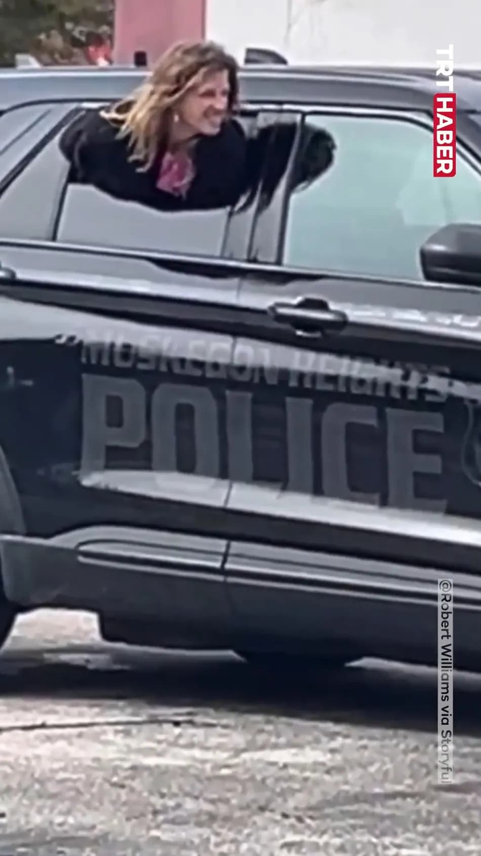 Michigan'da kelepçeli şüpheli polis aracından kaçtı, saatler sonra hırsızlık şüphesiyle yeniden arandı