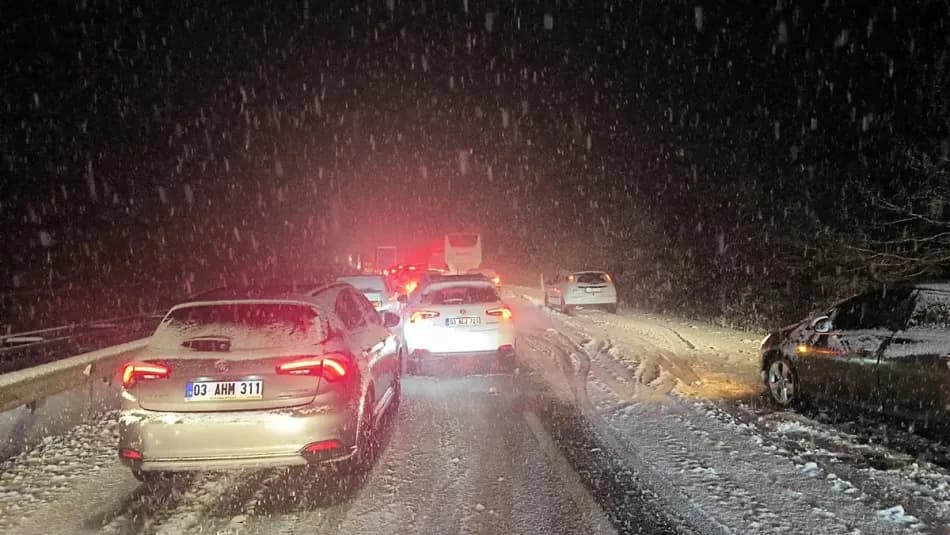 Afyonkarahisar’da kar yağışı ulaşımı aksattı