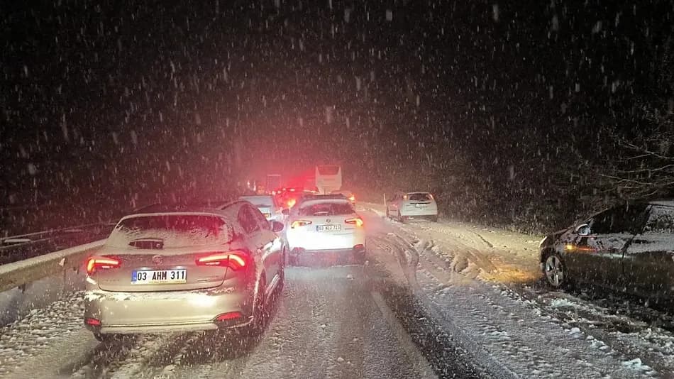 Afyonkarahisar’da kar yağışı ulaşımı aksattı