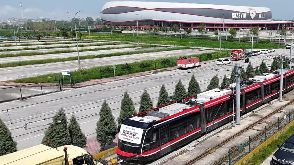 Samsun'da 12 yeni tramvaydan ilki raylara indirildi