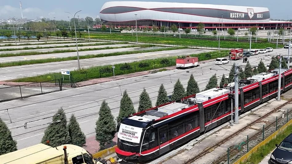Samsun'da 12 yeni tramvaydan ilki raylara indirildi