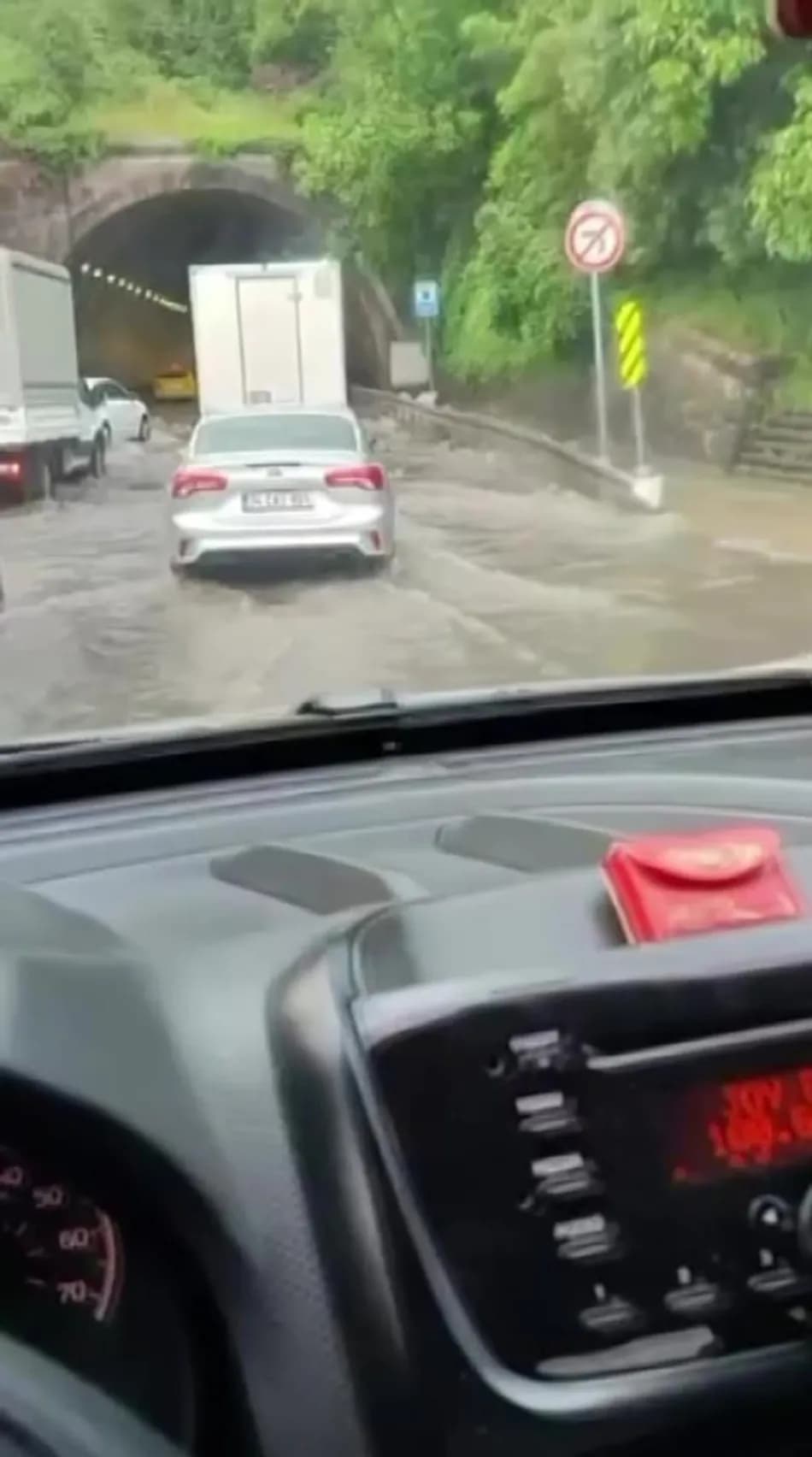 İstanbul'da Sağanak Etkili Oldu, Maltepe Altıntepe Tüneli'ni Su Bastı