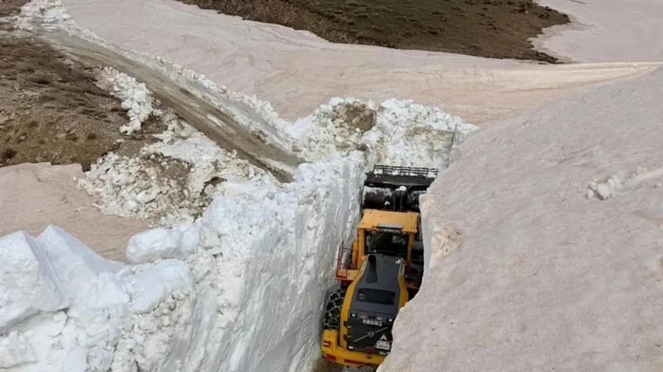 Hakkari Yüksekova'da mayısta 8 metreyi bulan karla mücadele sürüyor