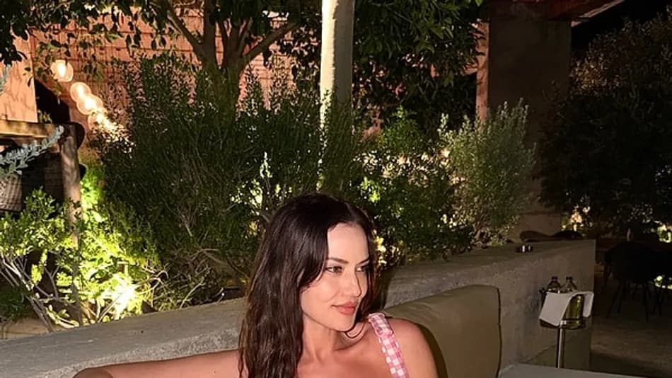 Fahriye Evcen’in Kalp Çantasının Fiyatı Gündem Oldu