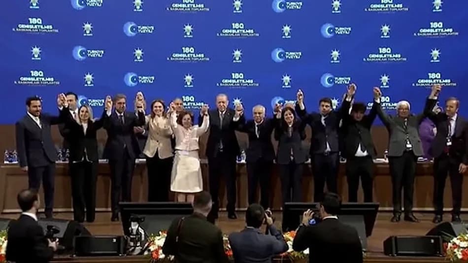 3 Belediye Başkanı AKP’ye Katıldı: Rozetleri Erdoğan Taktı