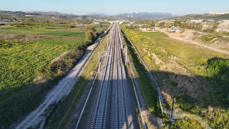 Bursa-Ankara hızlı tren hattında ray döşeme çalışmaları görüntülendi
