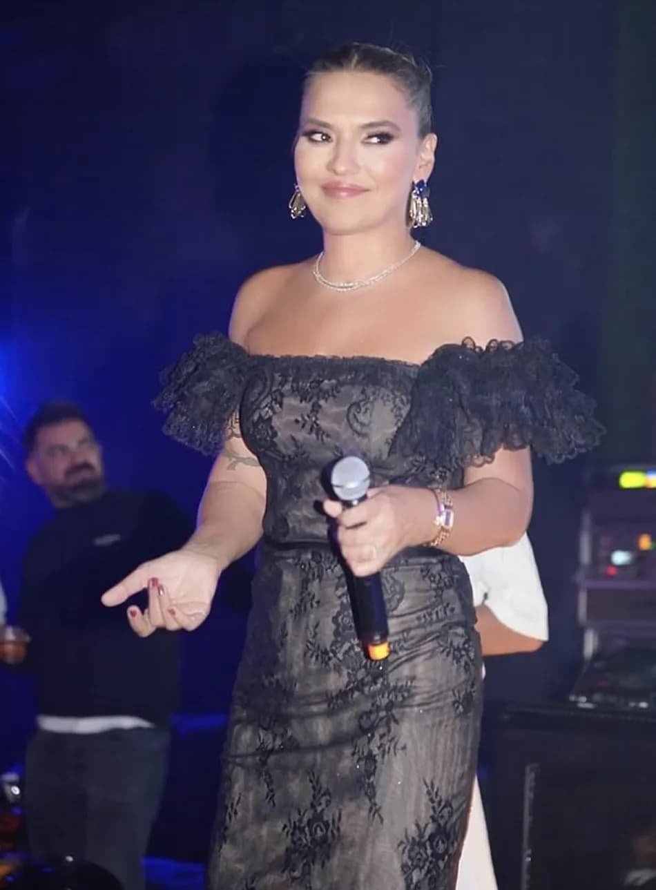 Demet Akalın, yapay zekayla hazırlanan sahte reklam paylaşımına tepki gösterdi