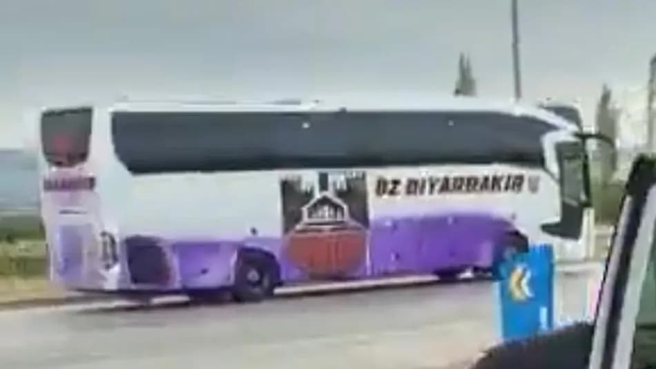 Afyonkarahisar’da TIR’dan dökülen kimyasal araçları mora boyadı