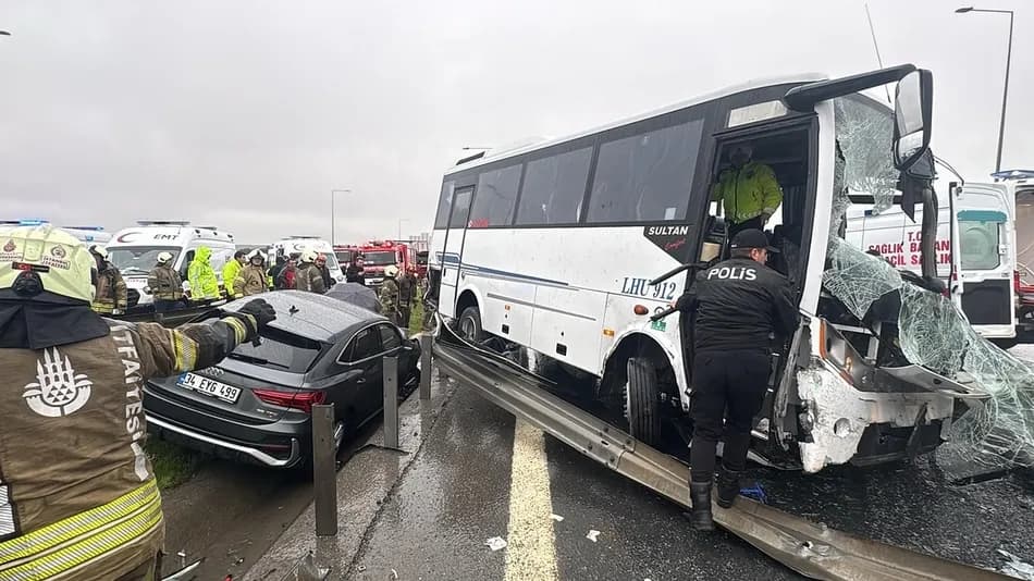 Başakşehir'de polis servisinin karıştığı zincirleme kazada yaralananlar oldu