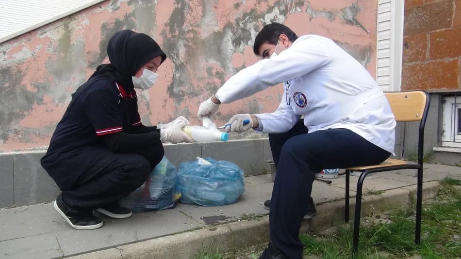 Bitlis’te lise öğrencileri plastik atıklardan parke taşı üretti