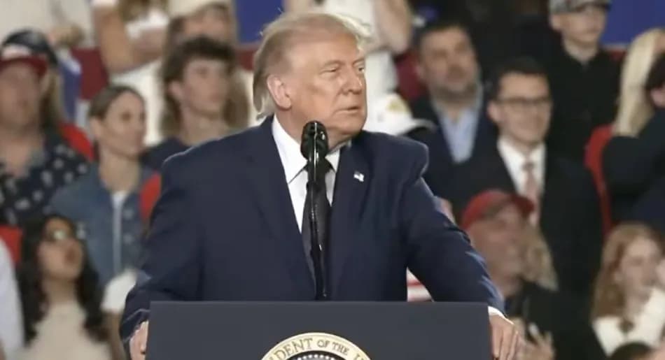 Trump, New York mitinginde protestocuya sert çıktı