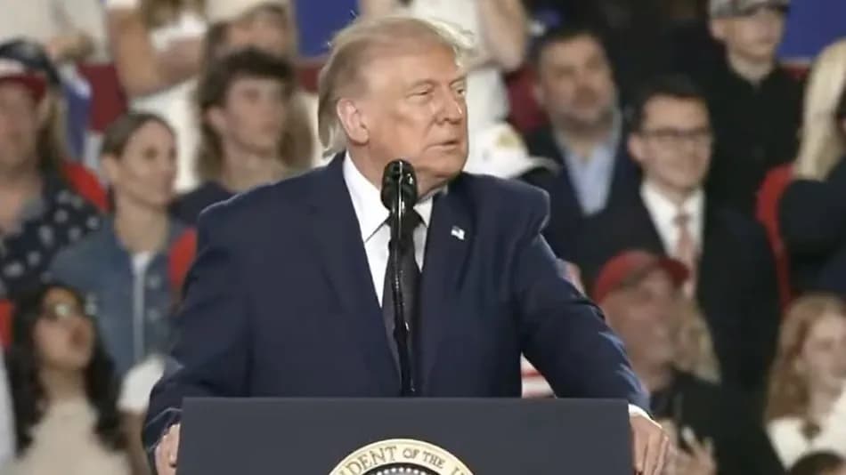 Trump, New York mitinginde protestocuya sert çıktı