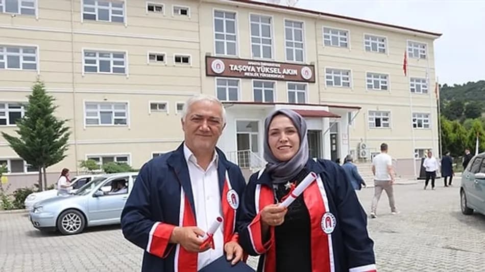 Amasya’da 30 Yıllık Evli Çift Aynı Yüksekokuldan Mezun Oldu