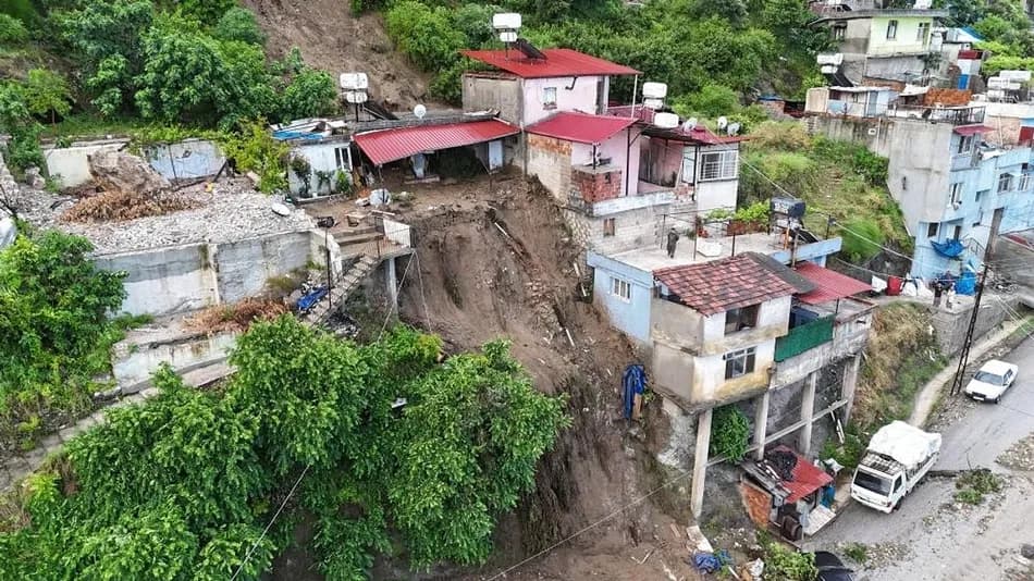 Hatay'da heyelan: Yamaçtaki ev çöktü, 1 kişi öldü, 3 kişi yaralandı