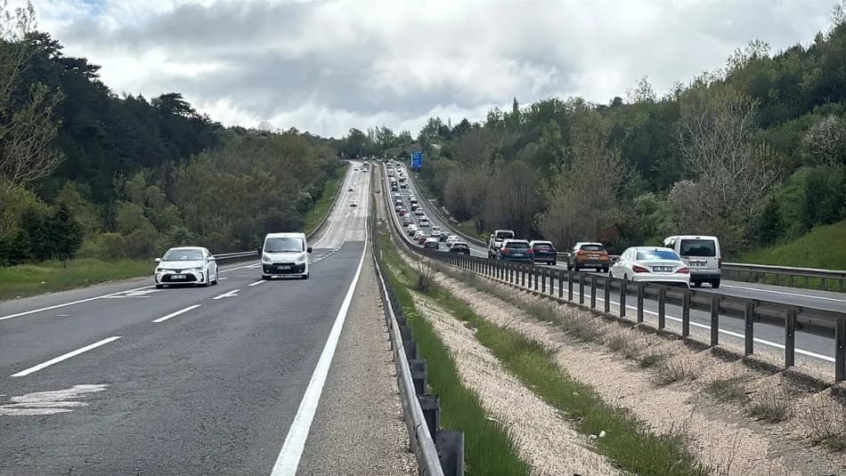 Bayram dönüşü D-100 Gerede-Karadeniz Bağlantı Yolu'nda trafik yoğunluğu oluştu