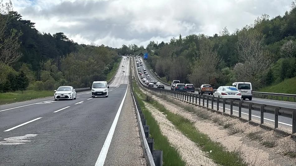 Bayram dönüşü D-100 Gerede-Karadeniz Bağlantı Yolu'nda trafik yoğunluğu oluştu