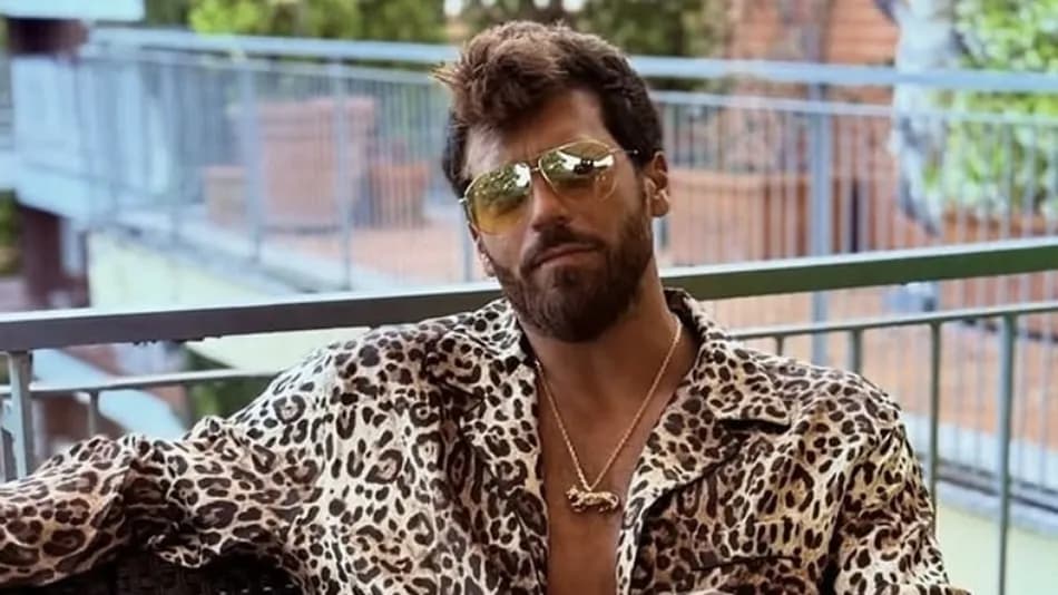 Can Yaman sakallarını keserek imajını değiştirdi