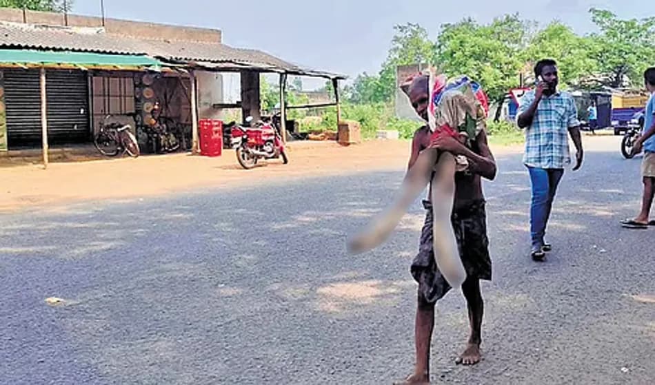 Hindistan'da parasını çekemeyen adam, ölen kız kardeşinin iskeletini bankaya götürdü
