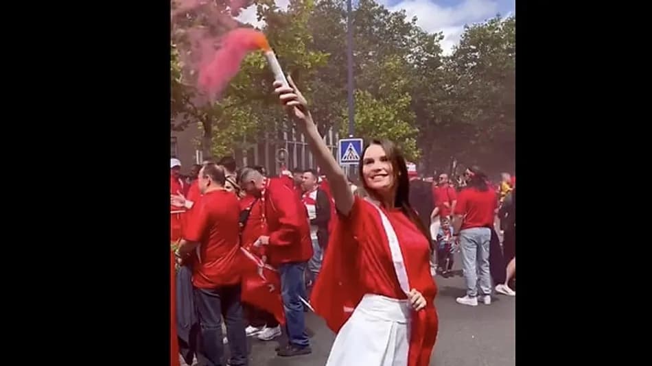 Svetlana Alekseeva Türk Taraftarlarla Meşale Yakıp Dans Etti