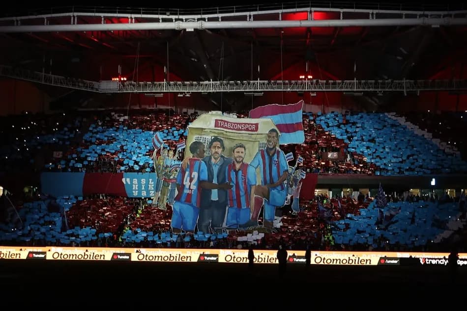 Trabzonspor Taraftarından Galatasaray Maçında Uğurcan Çakır İmalı Koreografi