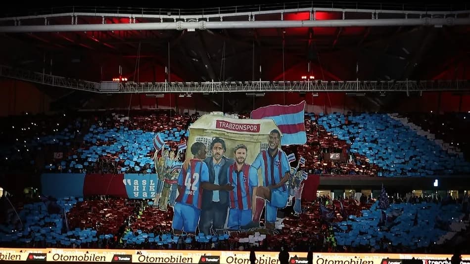 Trabzonspor Taraftarından Galatasaray Maçında Uğurcan Çakır İmalı Koreografi
