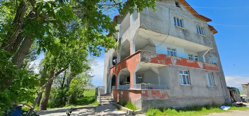 Muş'ta bir aile evde sık sık yılan görüldüğünü öne sürerek yardım istedi