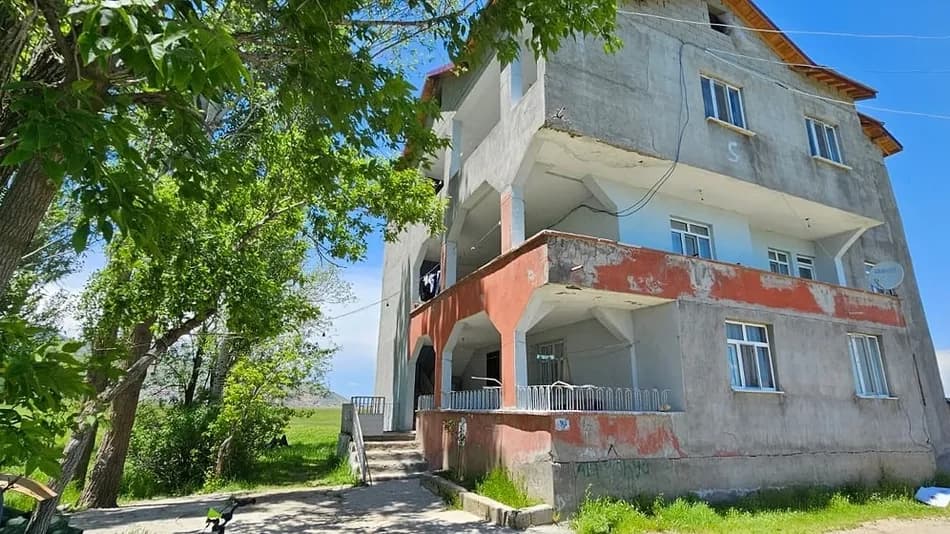 Muş'ta bir aile evde sık sık yılan görüldüğünü öne sürerek yardım istedi