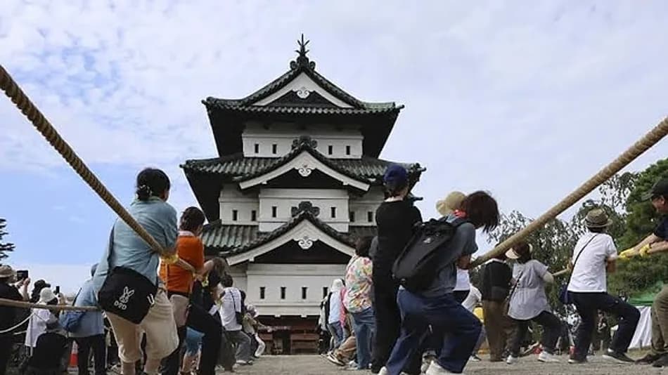 Japonya’da 400 Tonluk Hirosaki Kalesi Halatlarla Taşındı