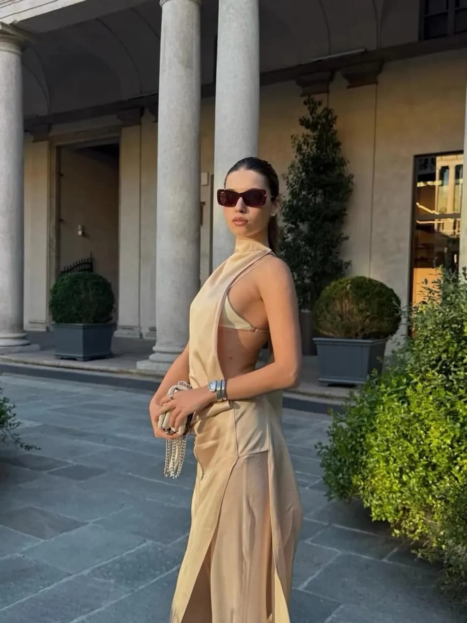 Afra Saraçoğlu'nun bir iş insanıyla aşk yaşadığı iddia edildi