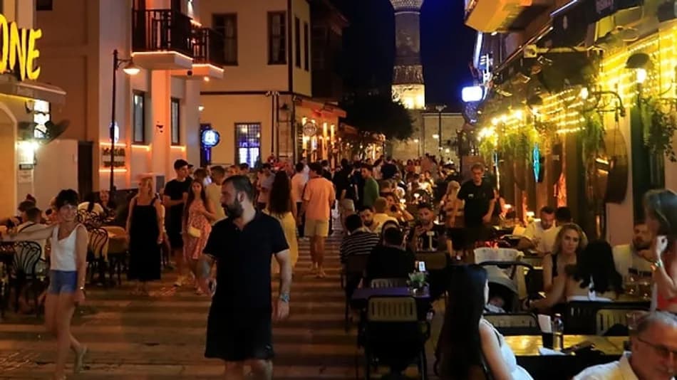 Antalya Kaleiçi’nde 500 kişilik nüfus gece 50 bine çıkıyor